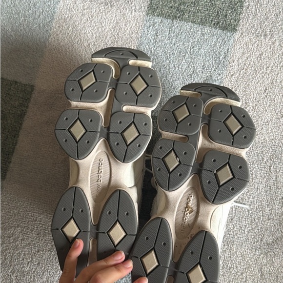 New Balance Women's White and Gray Sneakers 9060 - Picture 5 of 5